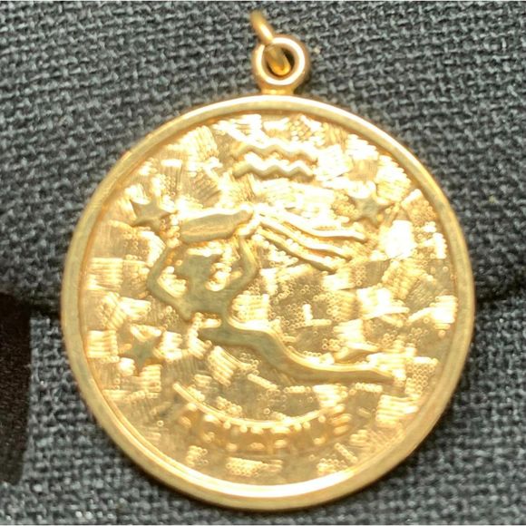 VNTG Sarah Coventry Aquarius Astrological Sign Gold Tone Pendant 4 Necklace EUC - Picture 1 of 2
